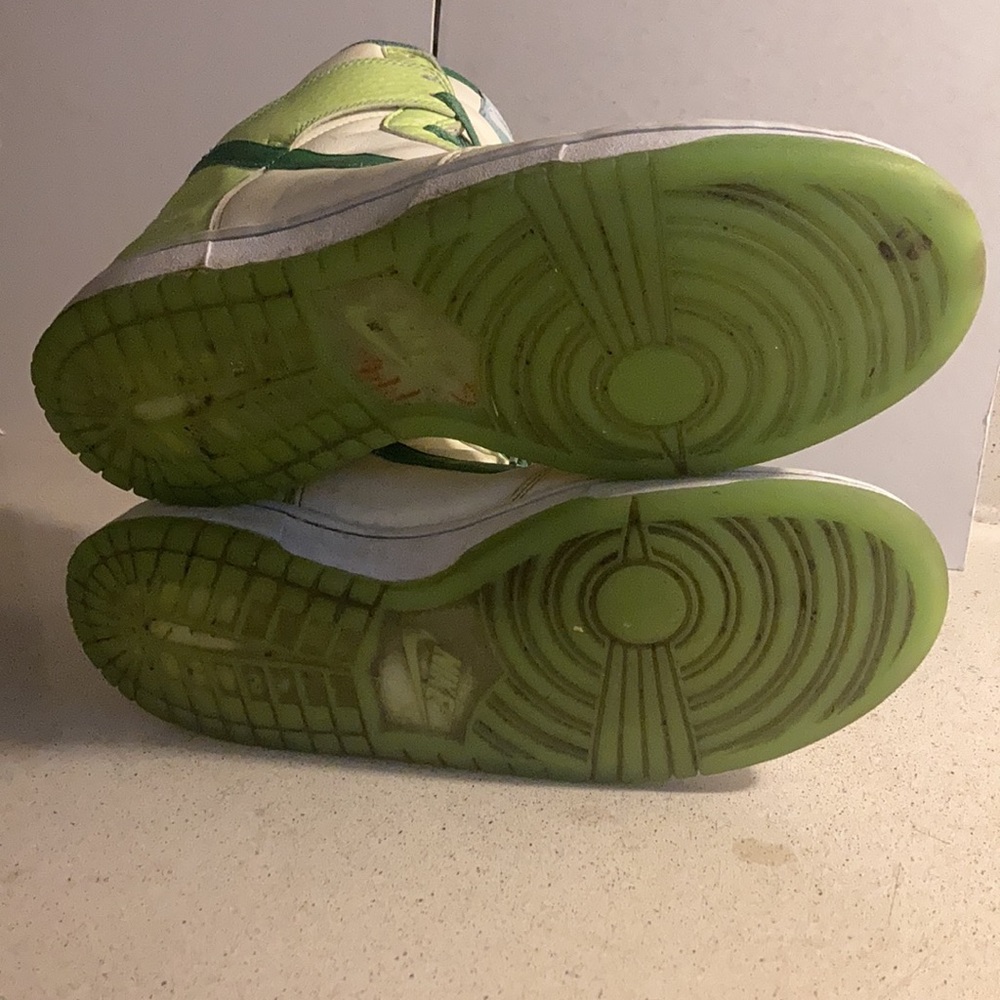 White and green glow in the dark Nike basketball shoes. - Picture 4 of 8